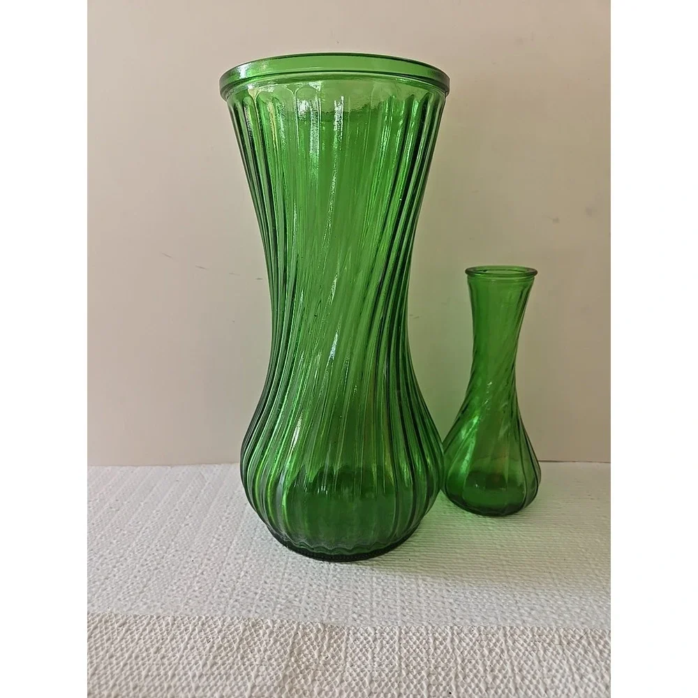 Vintage Hoosier Glass Emerald Green Ribbed Swirl Vases Lot of 2 10